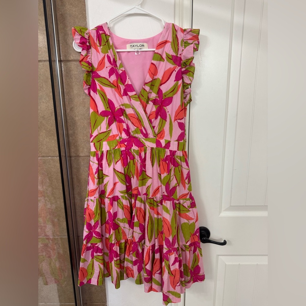🌟 Taylor Women’s Dress – Size Medium 🌟
